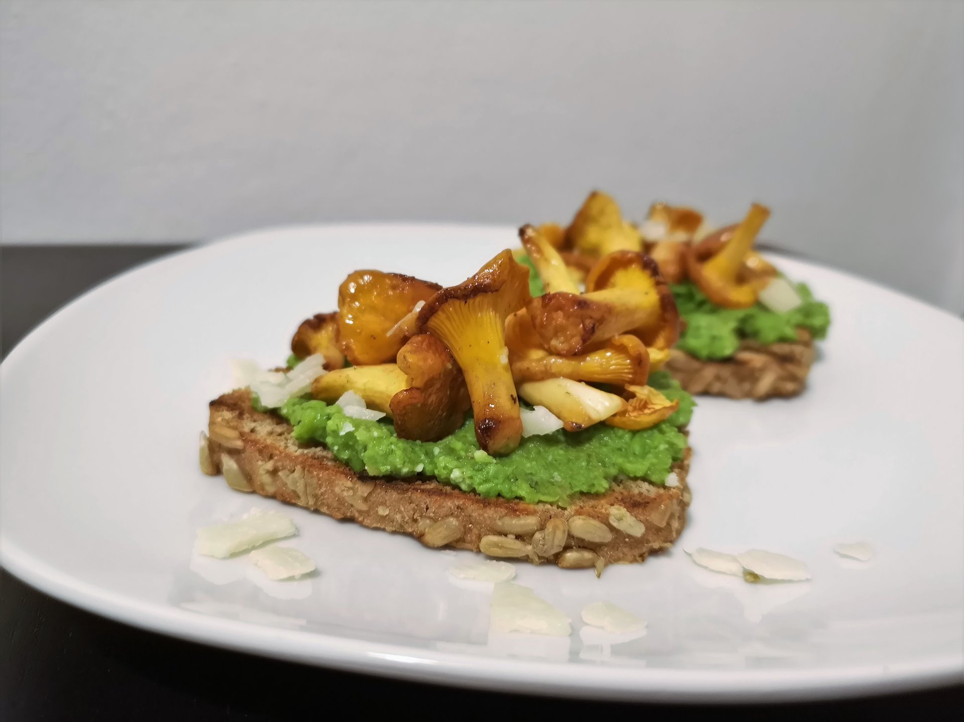 Erbsenmus-Eierschwammerl Brot :: Ernährungsberatung b-EAT it!